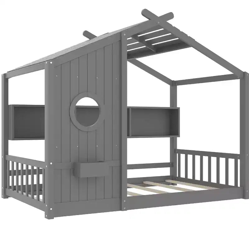 Lit cabane au sol avec étagères de rangement intégrées et toit à lattes