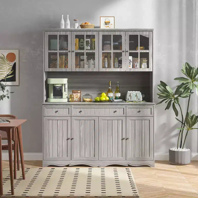 Famapy 61.2W grauer Aufbewahrungsschrank, Anrichte und Küchenschrank mit verziertem Sockel: eine Verbindung aus Eleganz und Funktionalität