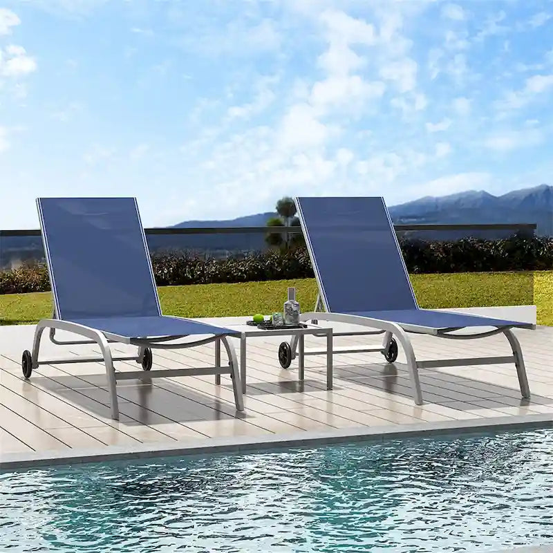 Zwei Outdoor-Liegestühle mit 1 Tisch