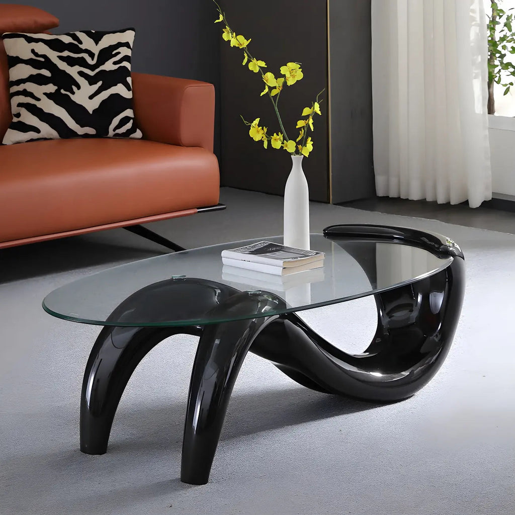 Moderner ovaler Couchtisch mit Glasplatte und Metallgestell im abstrakten Design