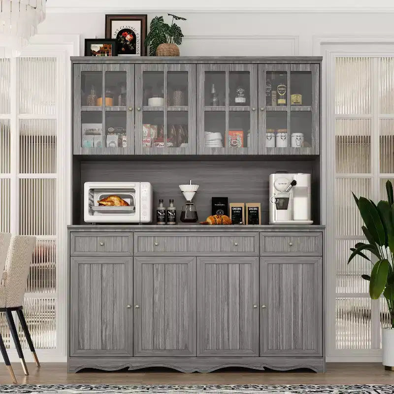 Famapy 61.2W grauer Aufbewahrungsschrank, Anrichte und Küchenschrank mit verziertem Sockel: eine Verbindung aus Eleganz und Funktionalität