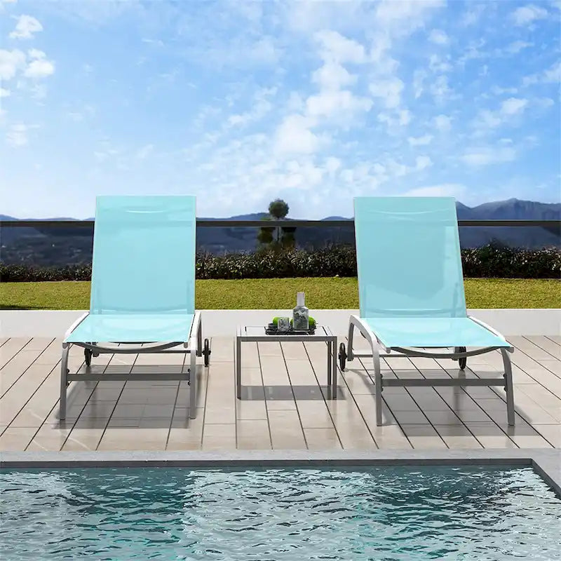 Zwei Outdoor-Liegestühle mit 1 Tisch