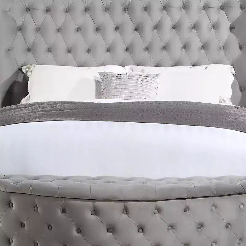 Lit queen Gaiva gris velours 109 - Acme Furniture : clous décoratifs élégants, capitonnage à boutons, cadre en bois composite
