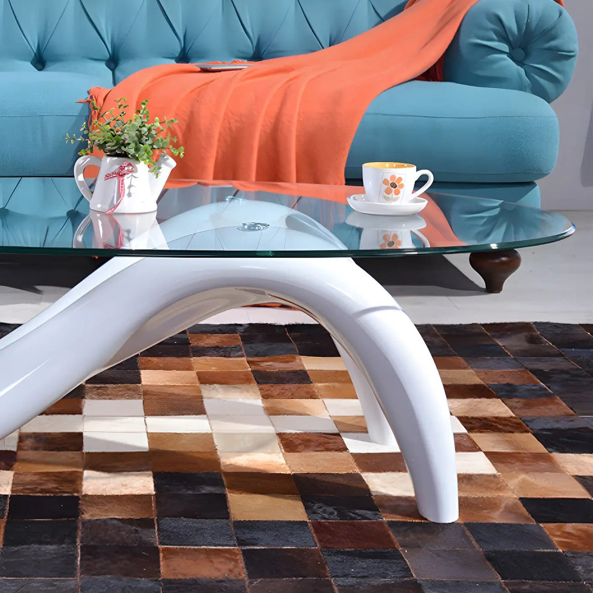 Moderner ovaler Couchtisch mit Glasplatte und Metallgestell im abstrakten Design