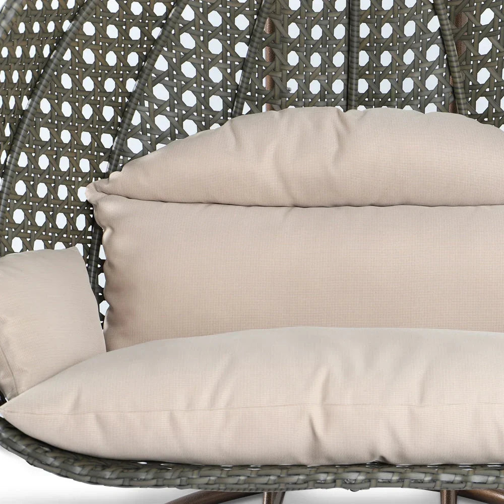LeisureMod Hängesessel in Ei-Form für 2 Personen mit Gestell - Rattan-Pendelsessel für drinnen und draußen, Hängemattensessel für die Terrasse mit Kissen
