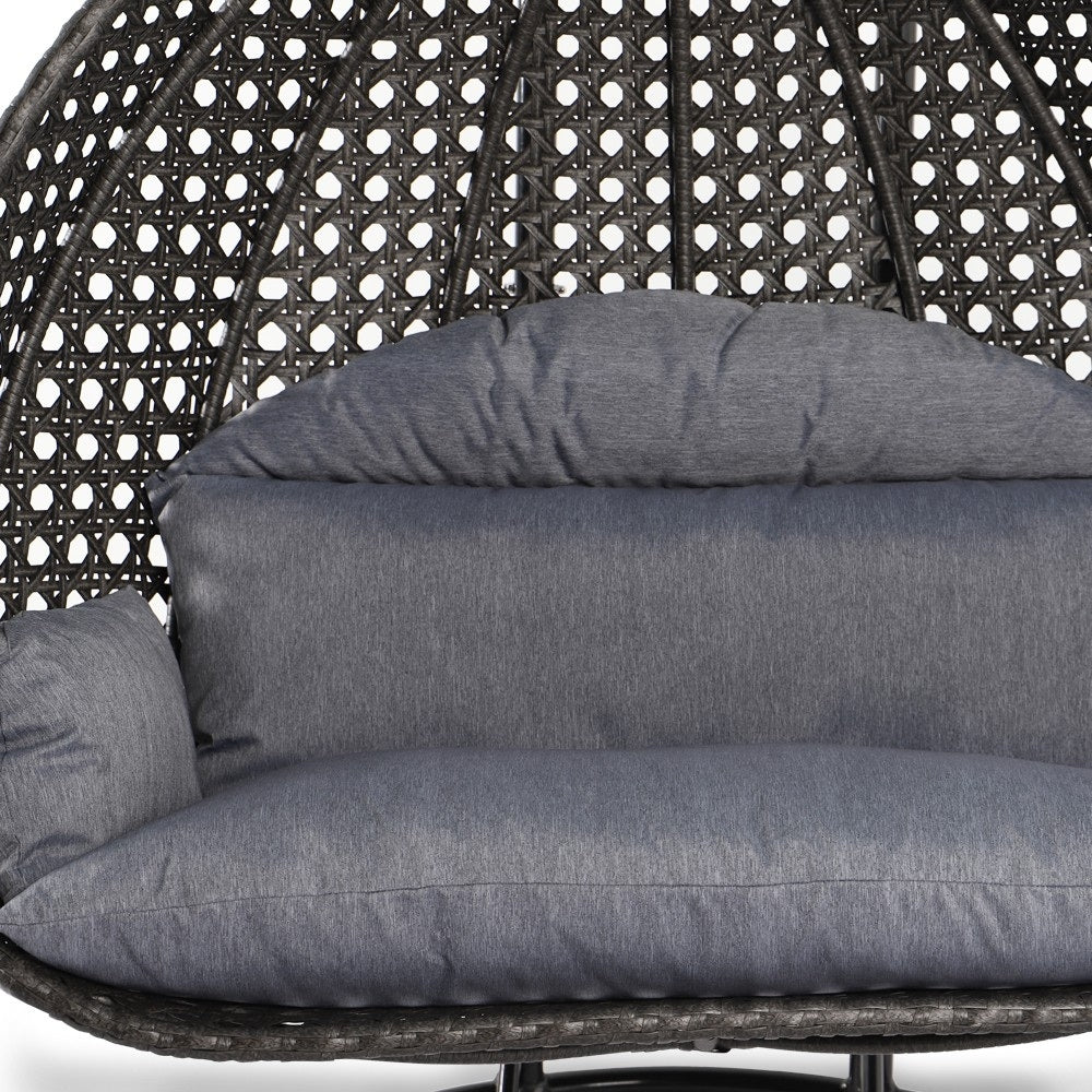 LeisureMod Hängesessel in Ei-Form für 2 Personen mit Gestell - Rattan-Pendelsessel für drinnen und draußen, Hängemattensessel für die Terrasse mit Kissen