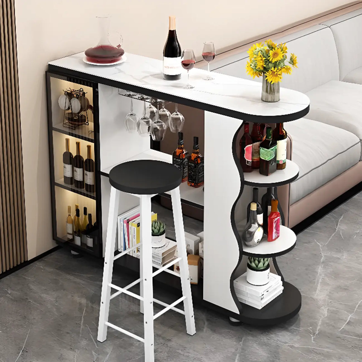 Tavolo da bar moderno dalla forma irregolare con piano in pietra e spazio contenitore per bar domestici