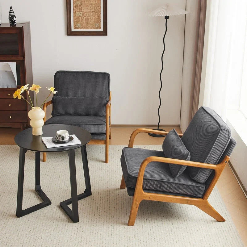 Gestoffeerde accentstoel in midcenturymoderne stijl