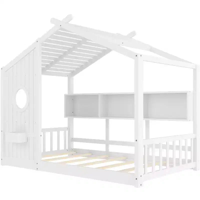 Lit cabane au sol avec étagères de rangement intégrées et toit à lattes