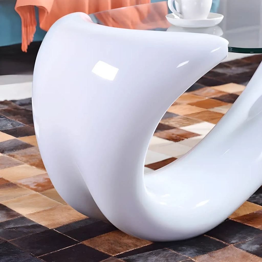Moderner ovaler Couchtisch mit Glasplatte und Metallgestell im abstrakten Design