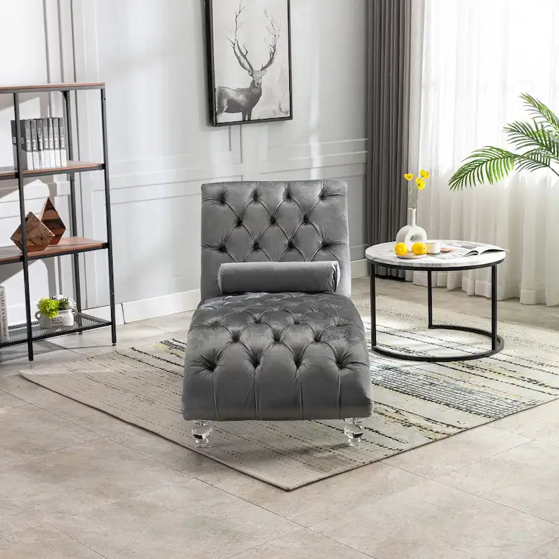 Gepolsterte Samt-Chaiselongue mit Knopfheftung, Liegefunktion, Kissen und Acrylfüßen