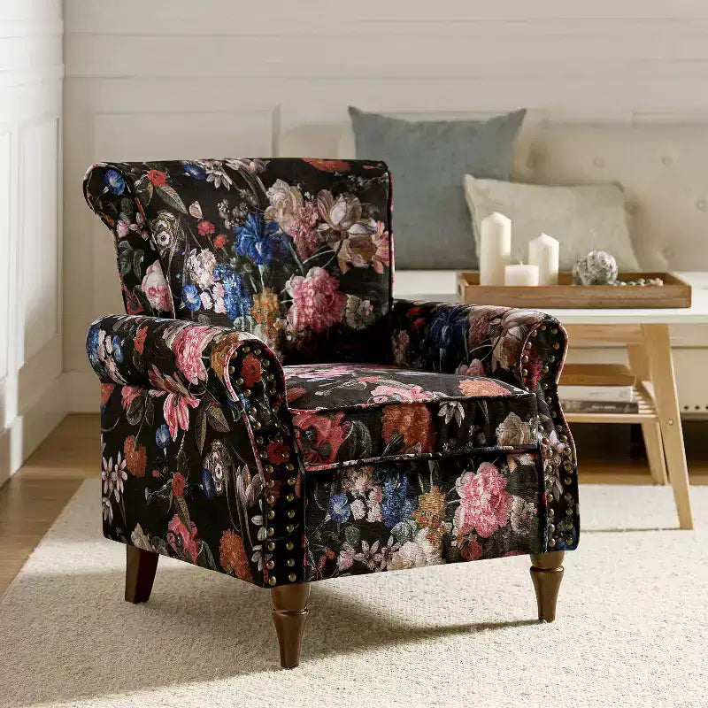 Araceli traditioneller gepolsterter Holzsessel mit Blumenmuster, Ohrenlehnen und Ziernägeln | ART OF LIVING DESIGNS