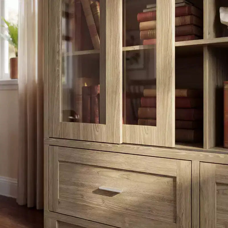 Famapy vitrinekast met licht eikenhoutnerf: 63W, schuifdeuren van glas en ladeopbergruimte, ruime opberger voor thuisbibliotheken en woonkamers