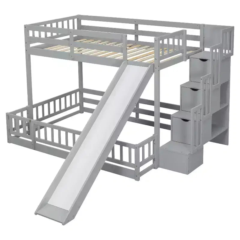 Lit superposé avec lit inférieur deux places, toboggan, escalier de rangement, barrières de sécurité et cadre en pin massif, blanc/gris
