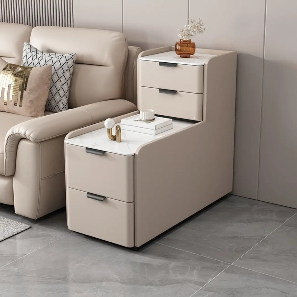 Hoher Sofa-Beistelltisch in L-Form aus Holz mit Steinplatte und 4 Schubladen