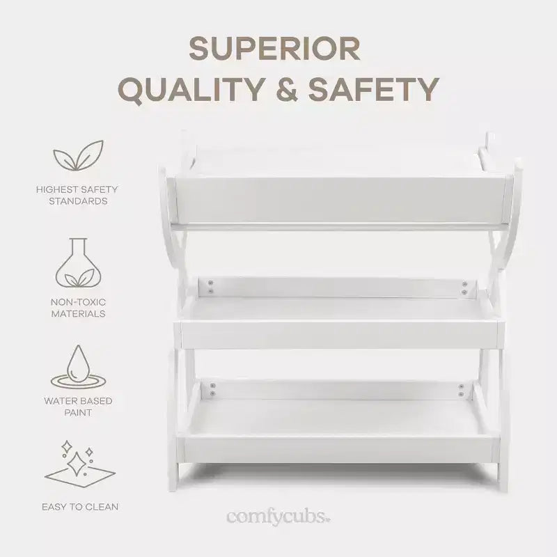Fasciatoio Comfy Cubs - struttura robusta in legno, stile intramontabile e due ripiani aperti per gli accessori del neonato
