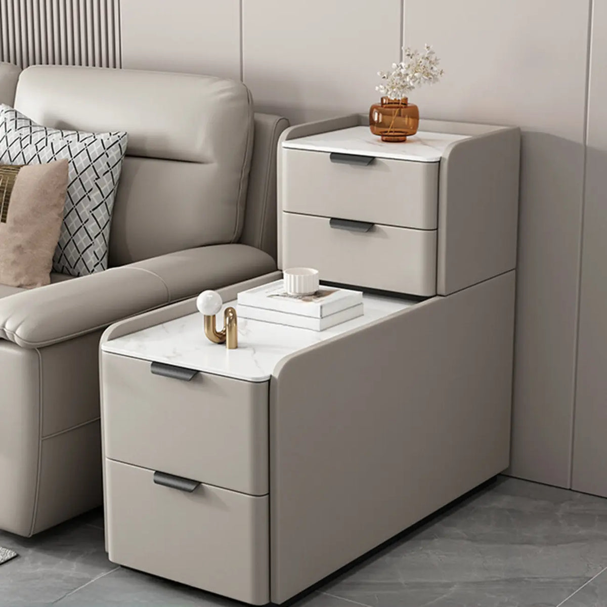 Hoher Sofa-Beistelltisch in L-Form aus Holz mit Steinplatte und 4 Schubladen