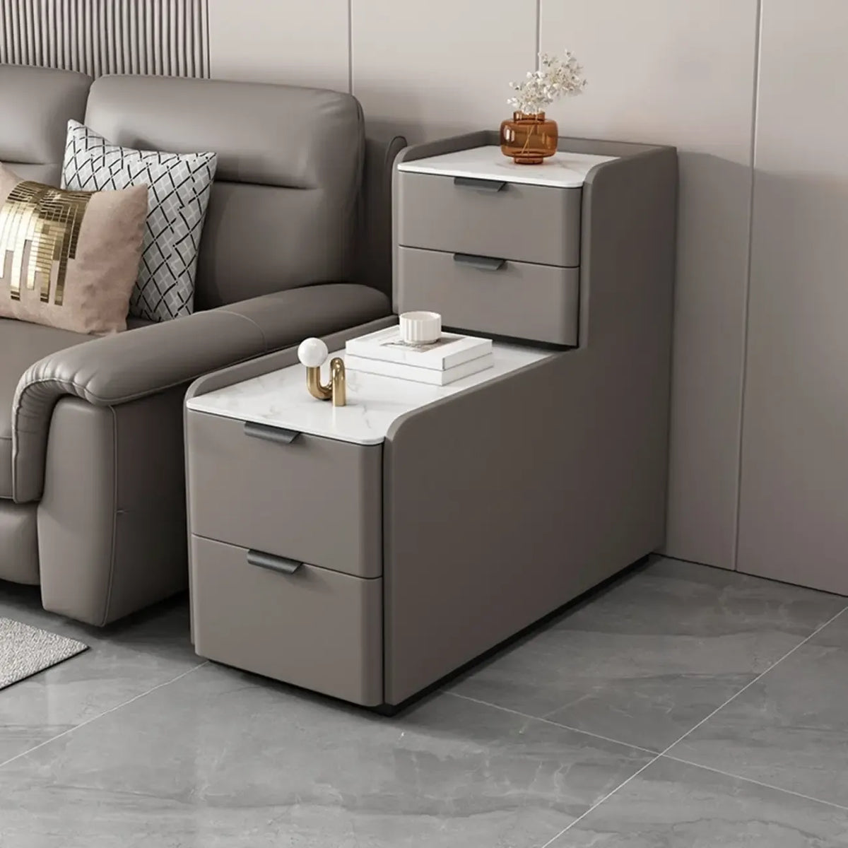 Hoher Sofa-Beistelltisch in L-Form aus Holz mit Steinplatte und 4 Schubladen