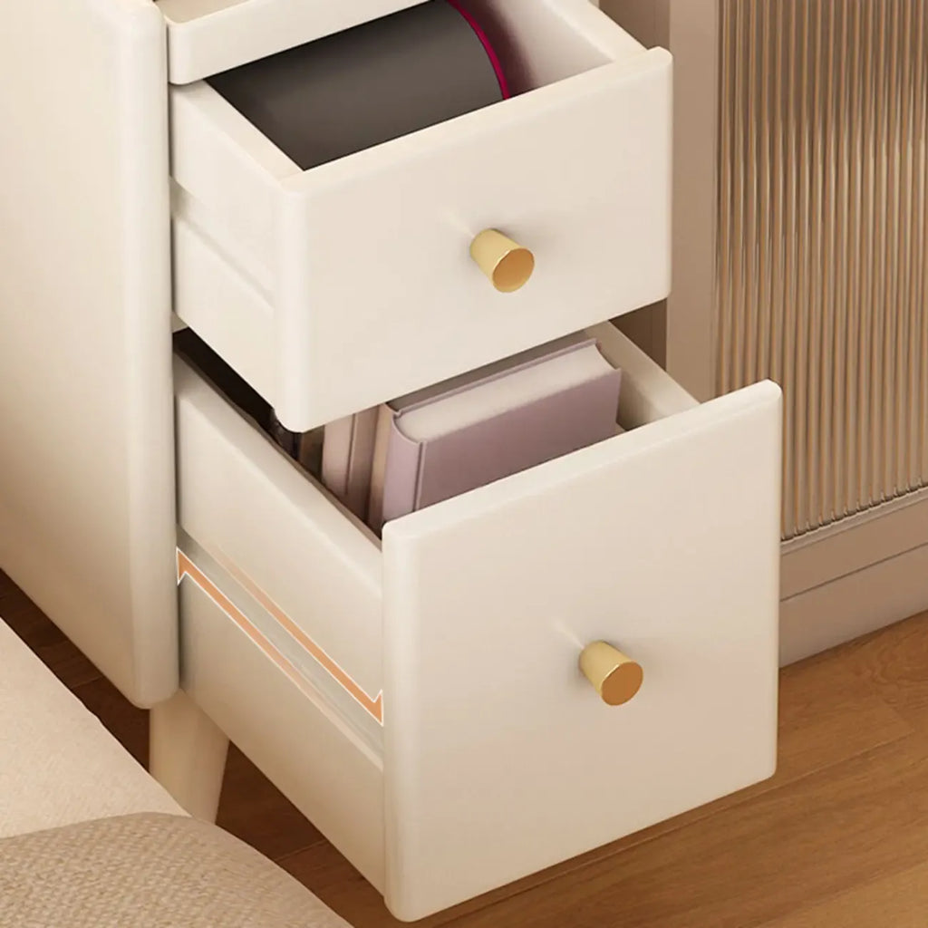 Smalle witte houten nachtkastje met 2 planken