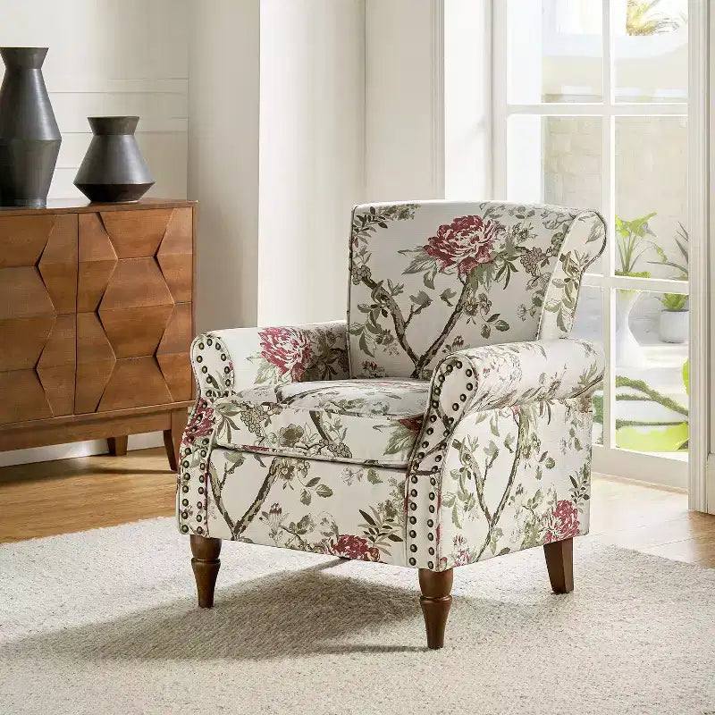 Araceli traditioneller gepolsterter Holzsessel mit Blumenmuster, Ohrenlehnen und Ziernägeln | ART OF LIVING DESIGNS