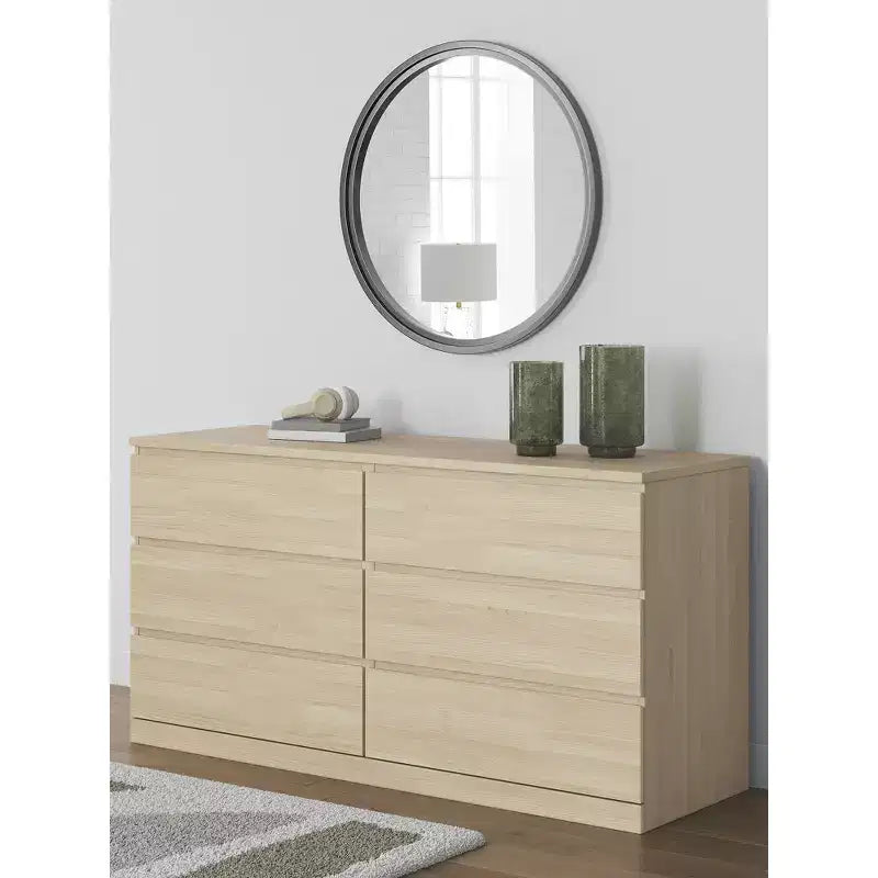 Commode moderne Onita à 6 tiroirs Signature Design by Ashley, finition bois brun naturel, sans poignées