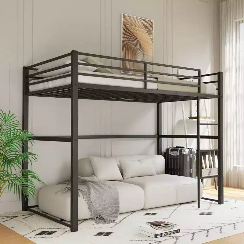 Lit mezzanine métallique simple avec barrières de sécurité et échelle plate