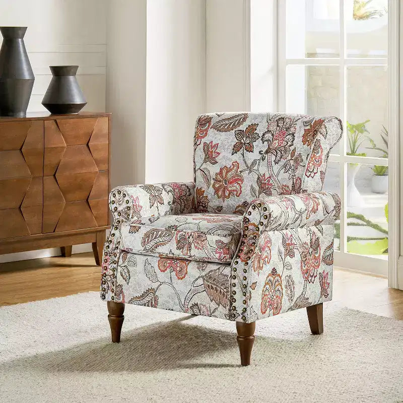 Araceli traditioneller gepolsterter Holzsessel mit Blumenmuster, Ohrenlehnen und Ziernägeln | ART OF LIVING DESIGNS
