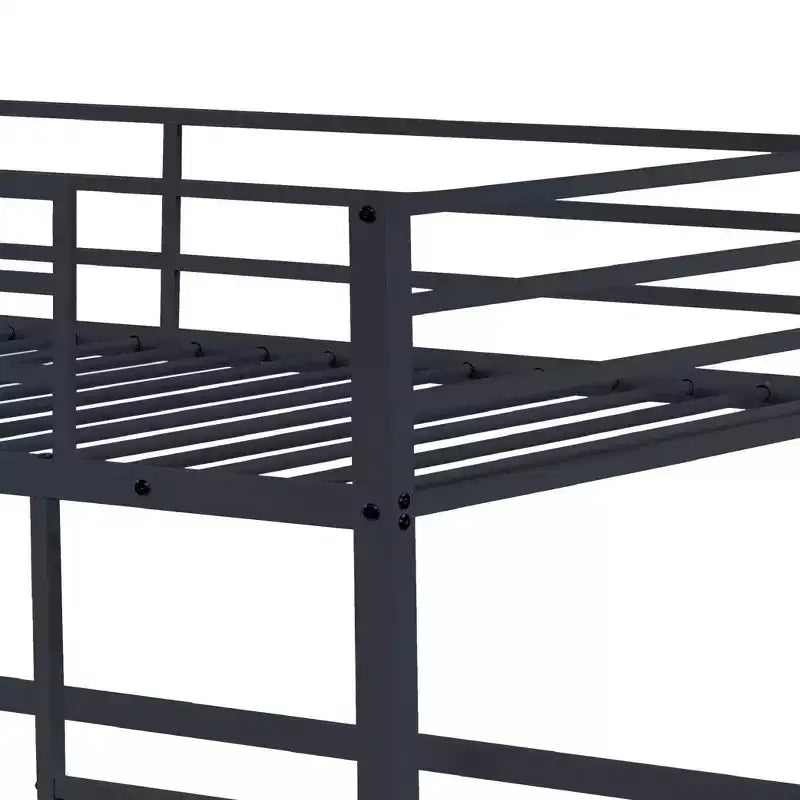 Lit mezzanine métallique simple avec barrières de sécurité et échelle plate