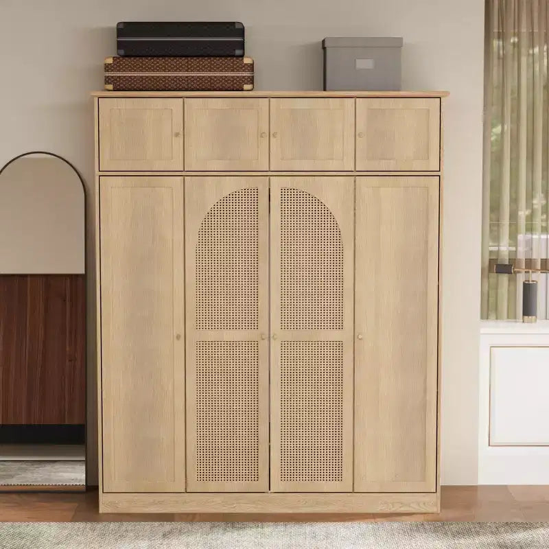 Grote kledingkast van 70.87 met 8 deuren, veel opbergruimte, kledingroede, verstelbare planken en decoratieve rotandeuren
