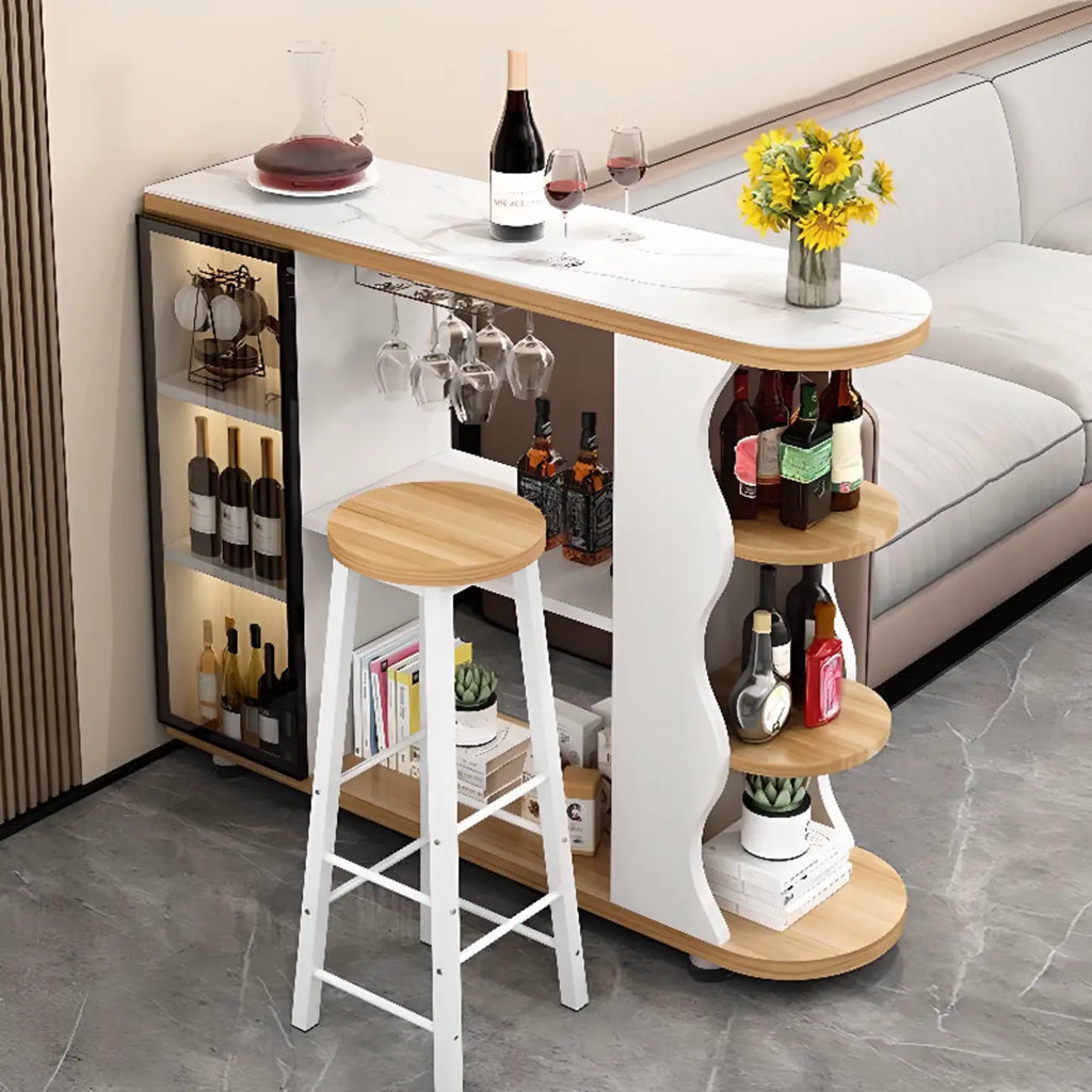Tavolo da bar moderno dalla forma irregolare con piano in pietra e spazio contenitore per bar domestici