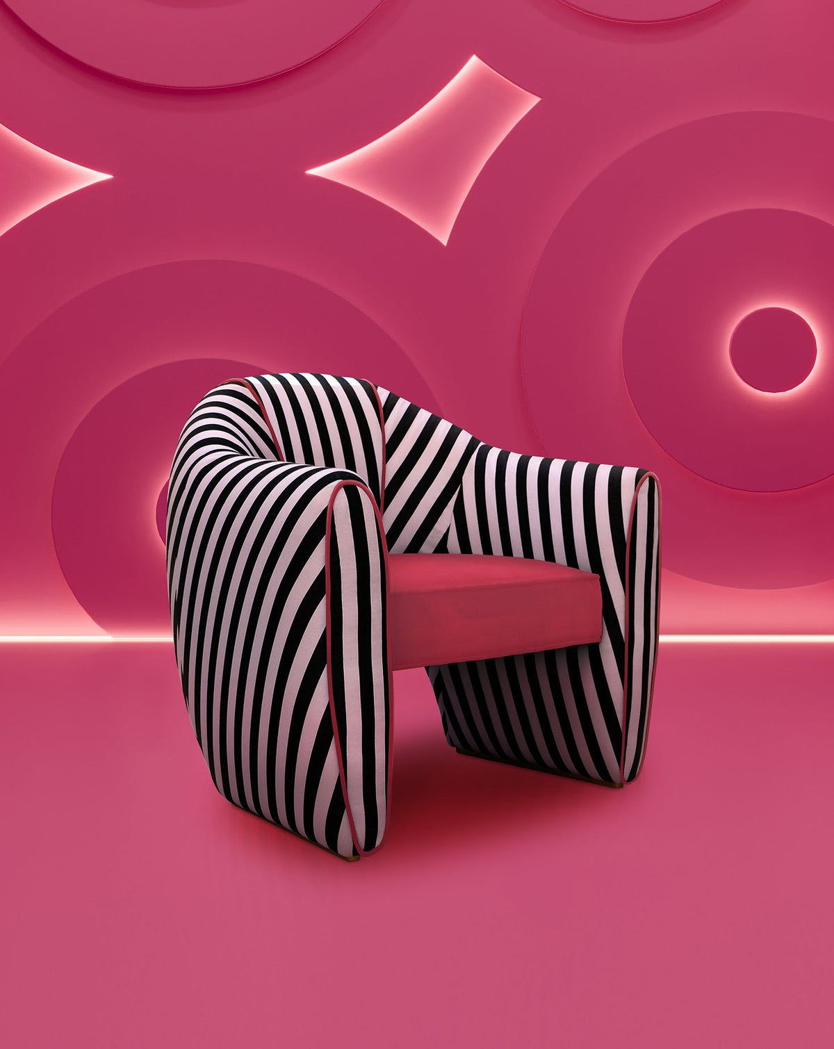 Poltrona scultorea in velluto a righe e raso