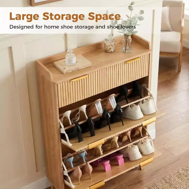 Meuble à chaussures étroit cannelé pour entrée  Organiseur moderne et étroit pour couloir avec 2 portes, étagères réglables, solution de rangement compacte pour la maison