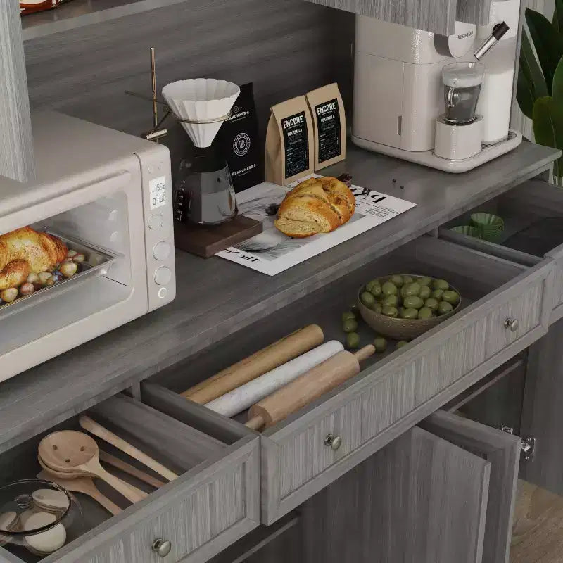 Famapy 61.2W grauer Aufbewahrungsschrank, Anrichte und Küchenschrank mit verziertem Sockel: eine Verbindung aus Eleganz und Funktionalität