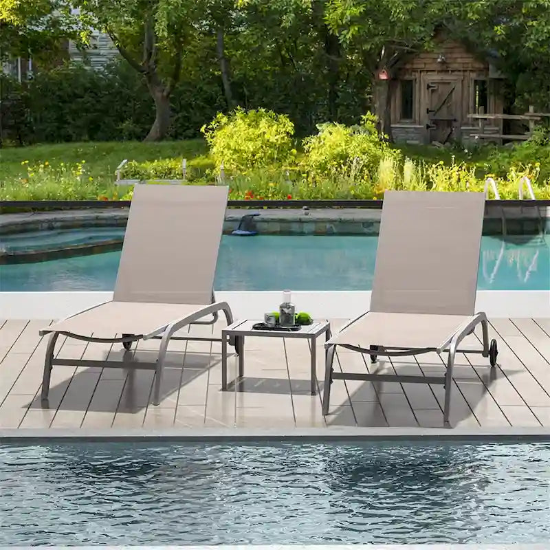 Zwei Outdoor-Liegestühle mit 1 Tisch