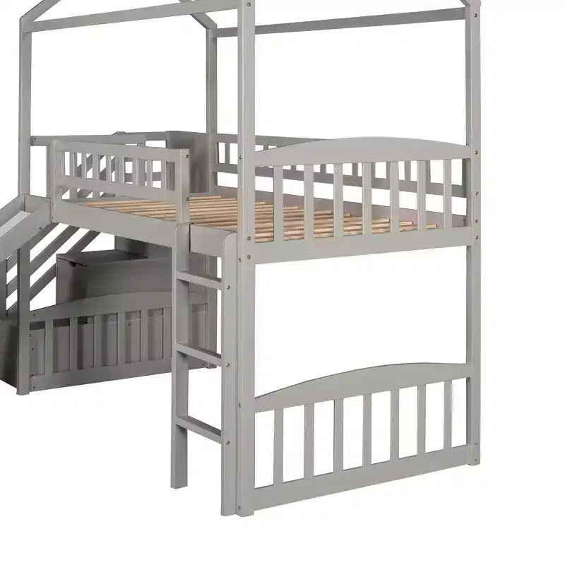 Halfhoogslaper in de vorm van een huis met glijbaan en trap, met opbergladen, houten hutbed voor kinderen en peuters