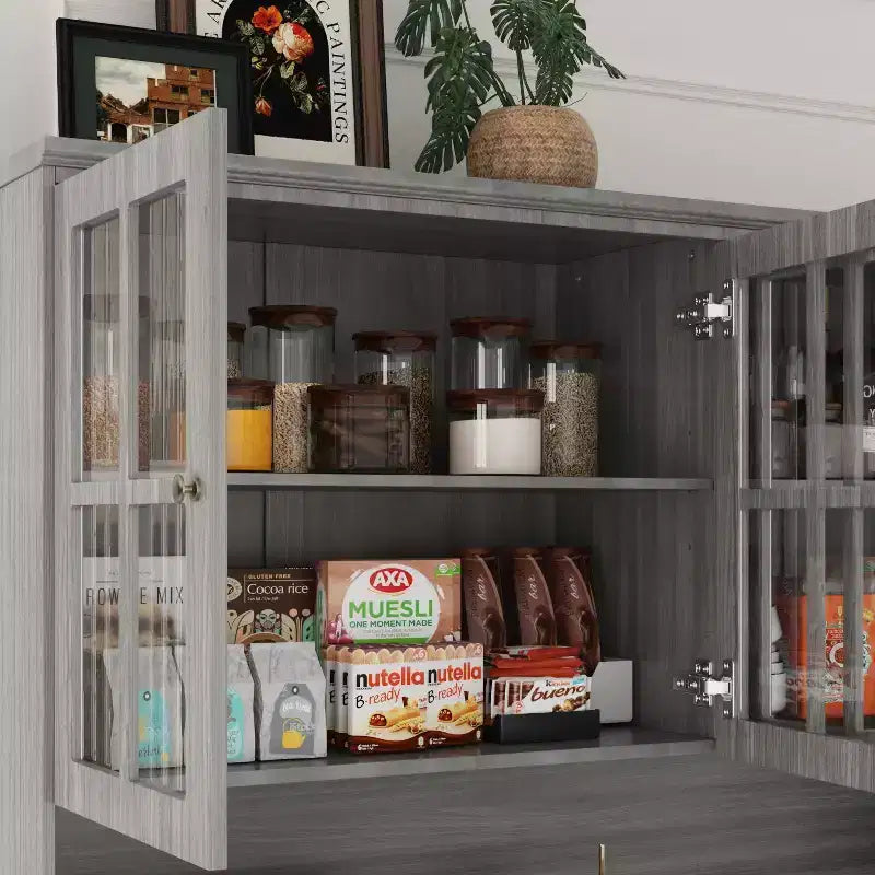 Famapy 61.2W grauer Aufbewahrungsschrank, Anrichte und Küchenschrank mit verziertem Sockel: eine Verbindung aus Eleganz und Funktionalität