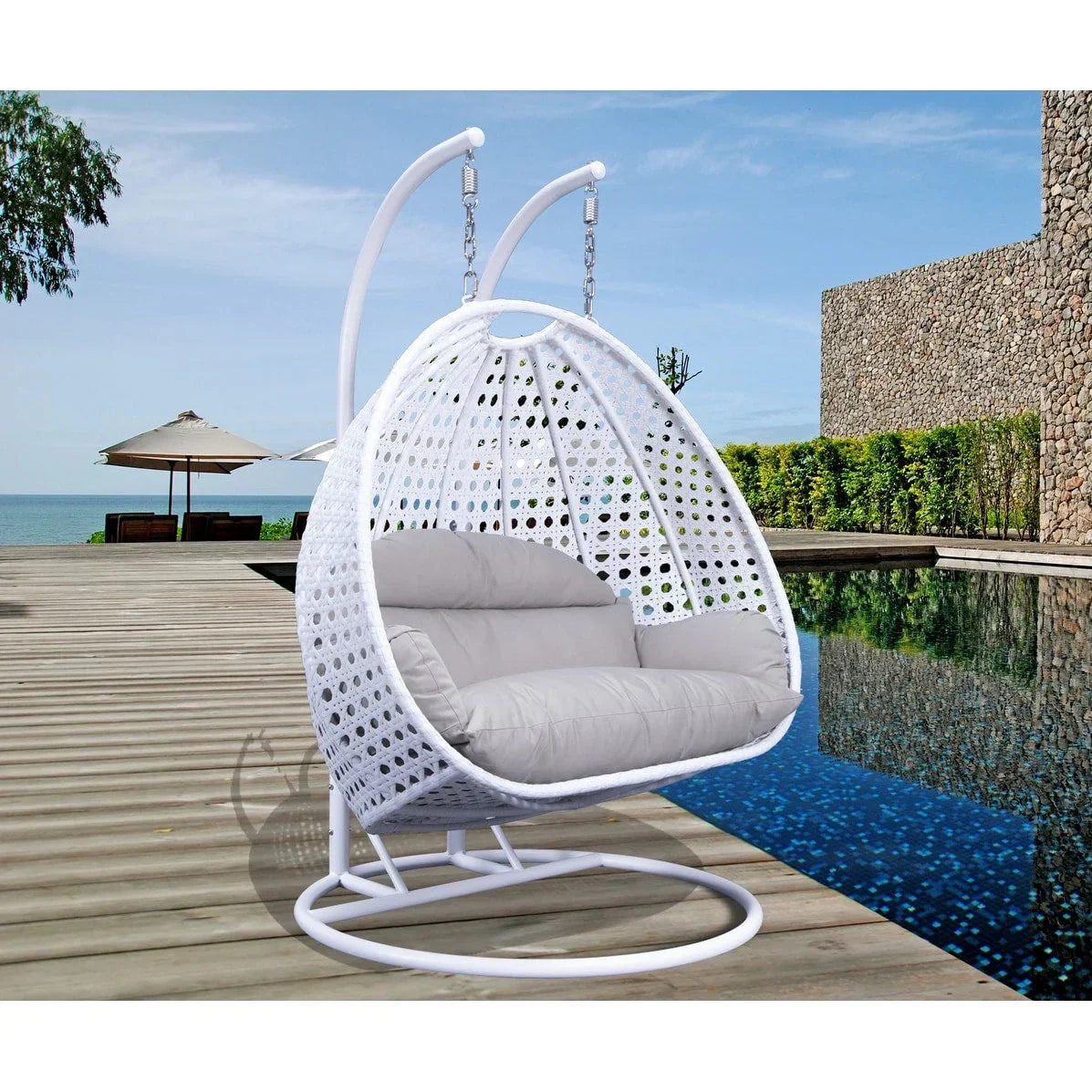 LeisureMod Hängesessel in Ei-Form für 2 Personen mit Gestell - Rattan-Pendelsessel für drinnen und draußen, Hängemattensessel für die Terrasse mit Kissen