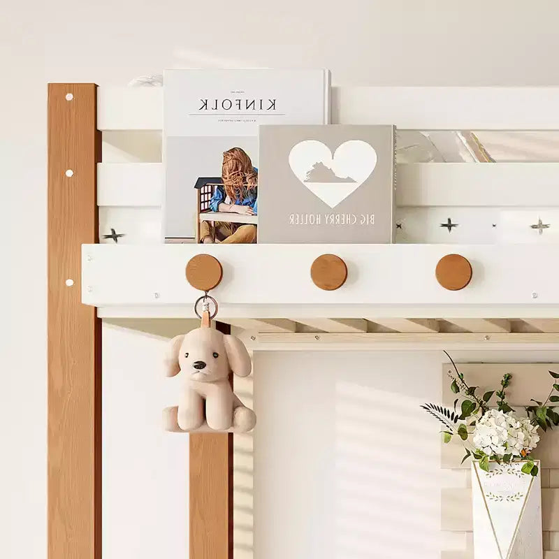 Moderne hoogslaper met kledinghaak, opbergplanken en ruimte onder het bed
