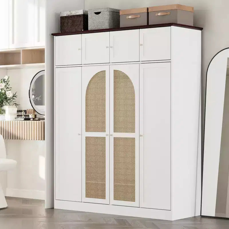 Grote kledingkast van 70.87 met 8 deuren, veel opbergruimte, kledingroede, verstelbare planken en decoratieve rotandeuren