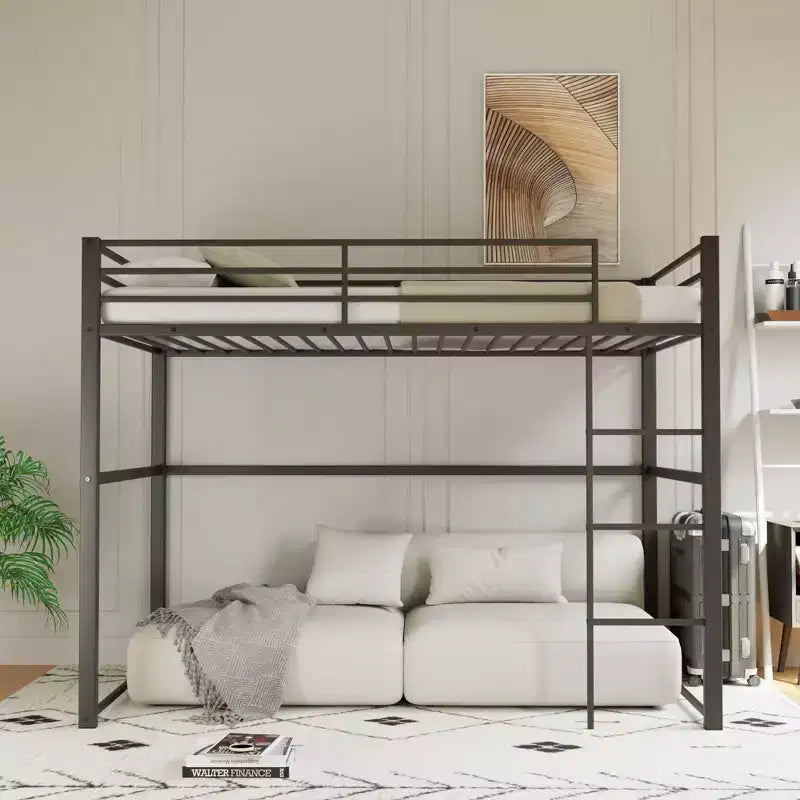 Lit mezzanine métallique simple avec barrières de sécurité et échelle plate