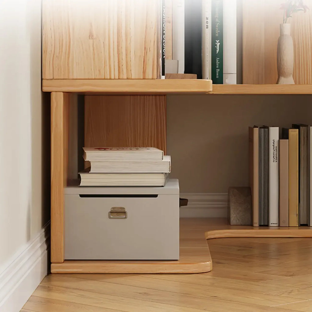 Bücherregal aus vertikalem Holz in L-Form mit offener Rückseite und natürlicher Oberfläche