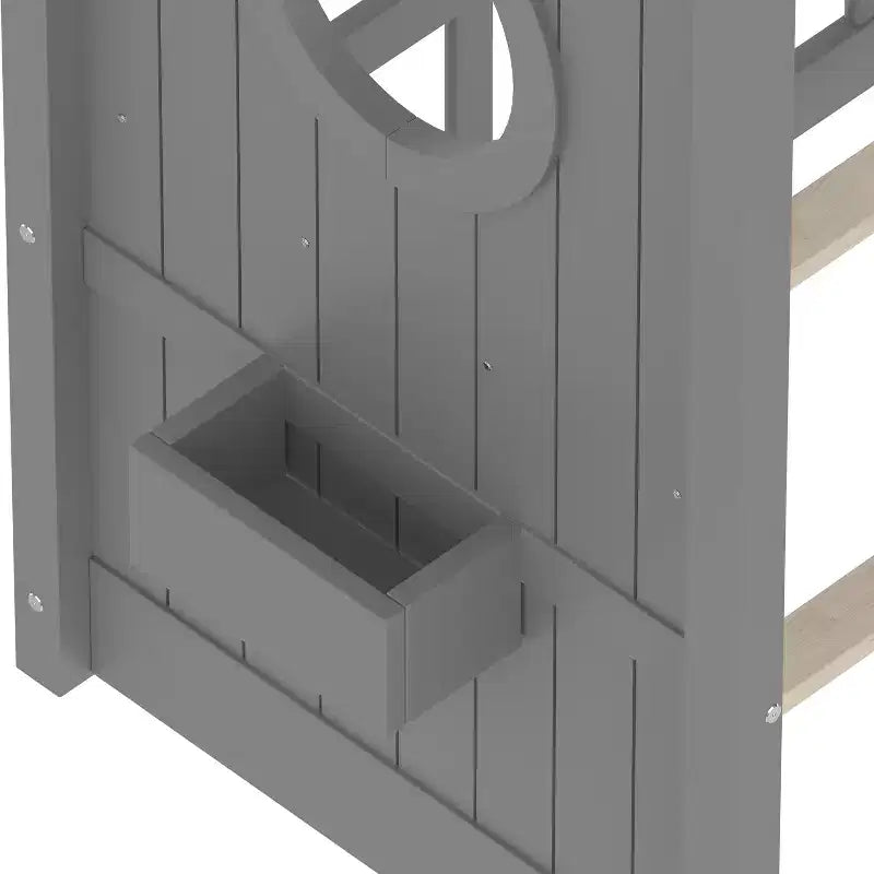Lit cabane au sol avec étagères de rangement intégrées et toit à lattes