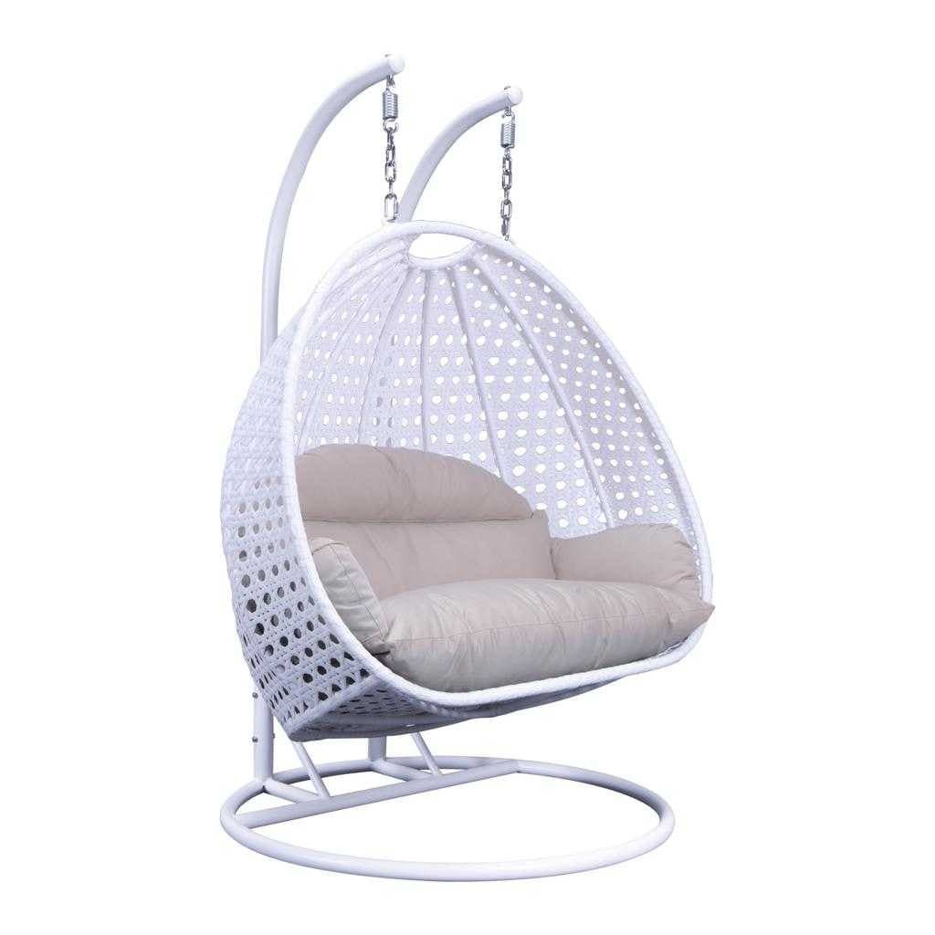 LeisureMod Hängesessel in Ei-Form für 2 Personen mit Gestell - Rattan-Pendelsessel für drinnen und draußen, Hängemattensessel für die Terrasse mit Kissen