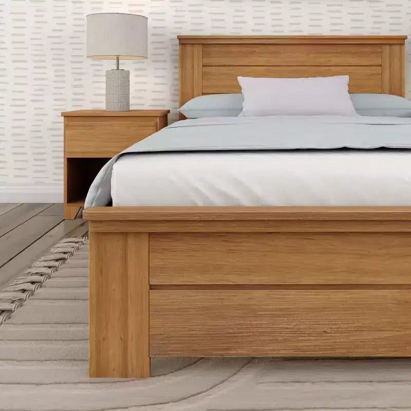 Plank+Beam landelijke bedframe in tweepersoonsformaat met hoofdbord, platformbed van massief hout