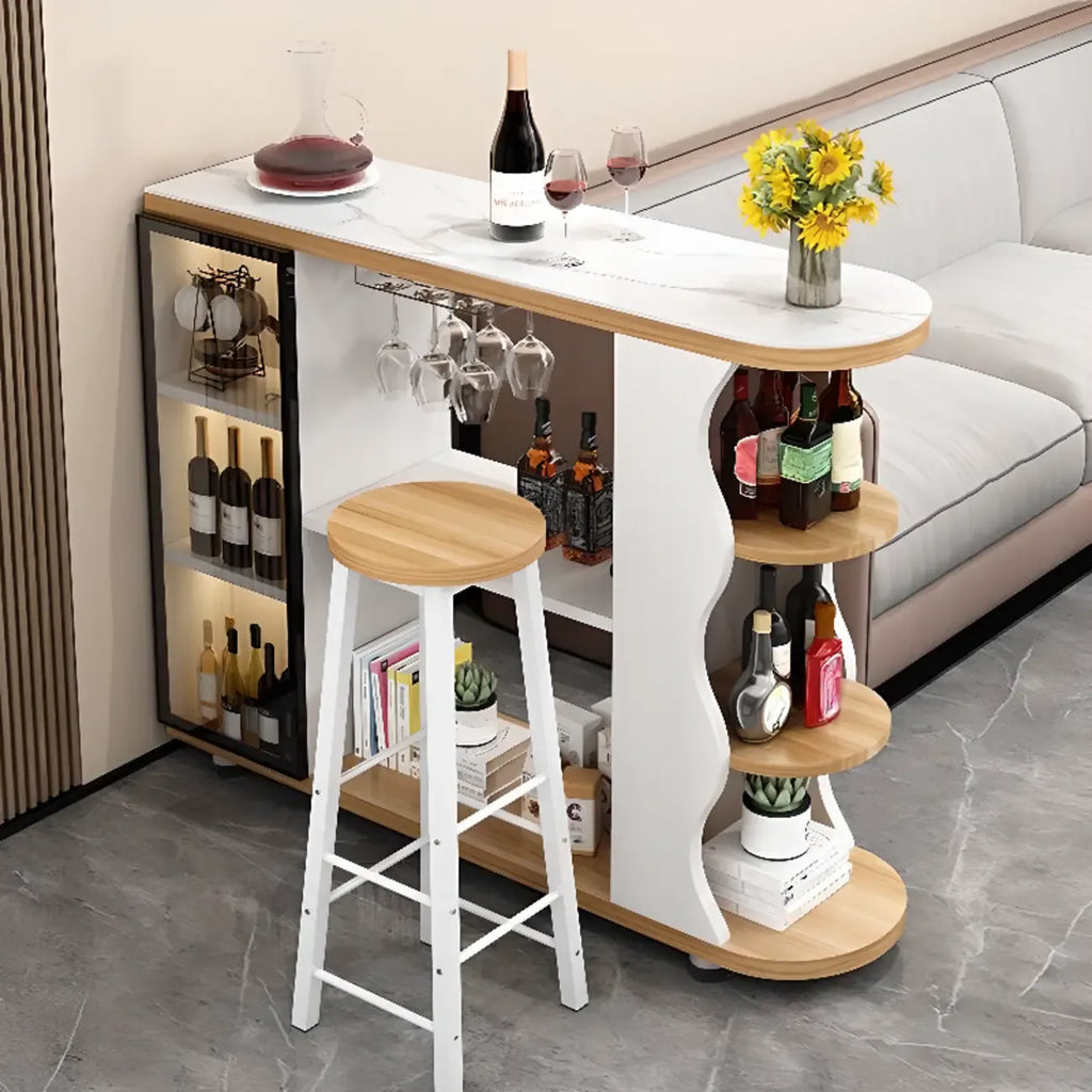 Tavolo da bar moderno dalla forma irregolare con piano in pietra e spazio contenitore per bar domestici