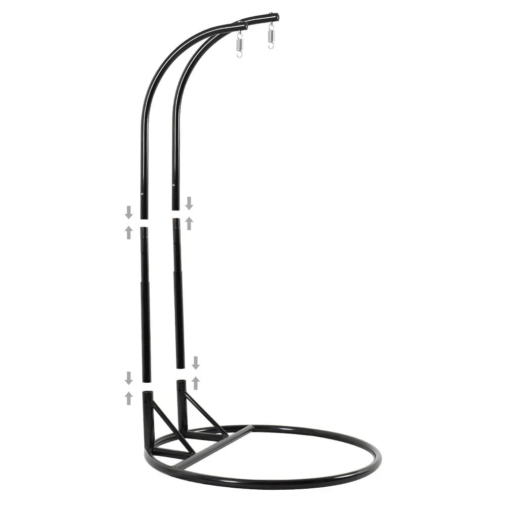 LeisureMod Hängesessel in Ei-Form für 2 Personen mit Gestell - Rattan-Pendelsessel für drinnen und draußen, Hängemattensessel für die Terrasse mit Kissen