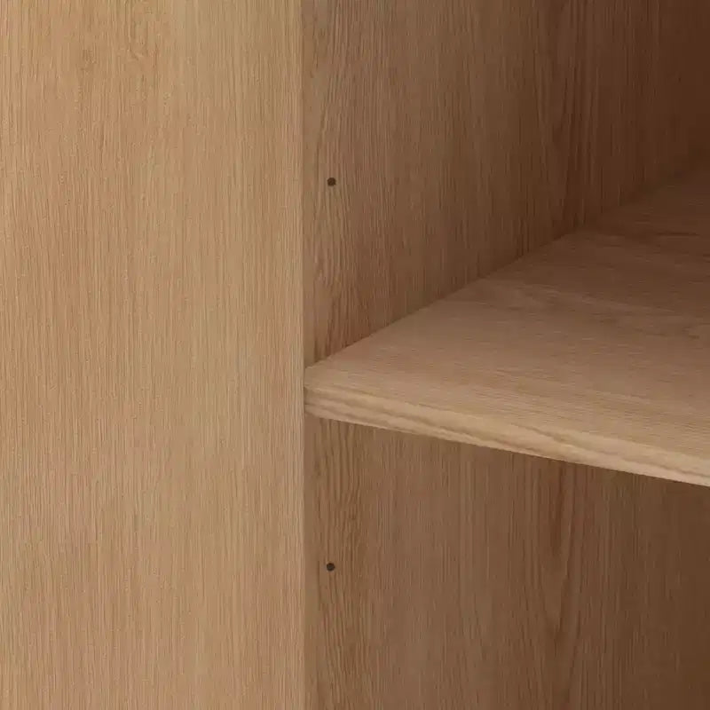 Grote kledingkast van 70.87 met 8 deuren, veel opbergruimte, kledingroede, verstelbare planken en decoratieve rotandeuren