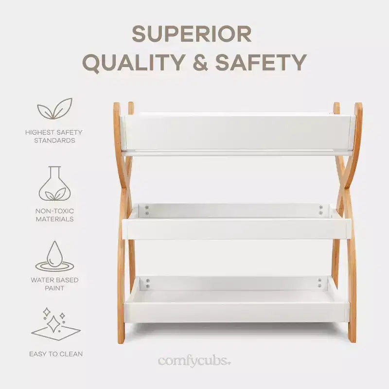 Fasciatoio Comfy Cubs - struttura robusta in legno, stile intramontabile e due ripiani aperti per gli accessori del neonato