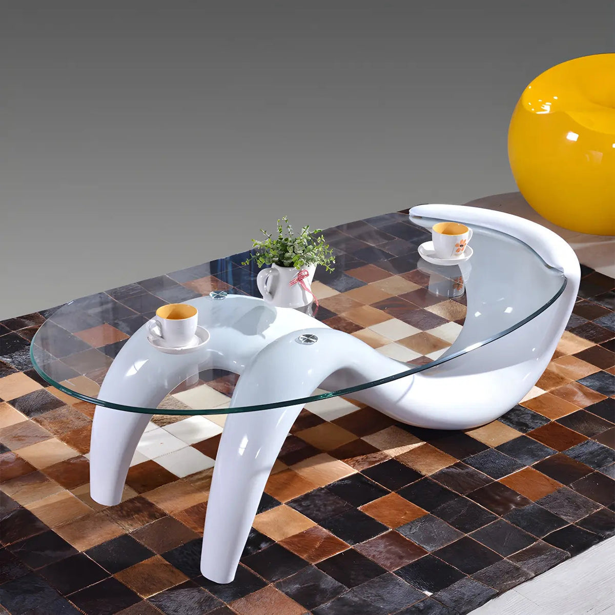 Moderner ovaler Couchtisch mit Glasplatte und Metallgestell im abstrakten Design