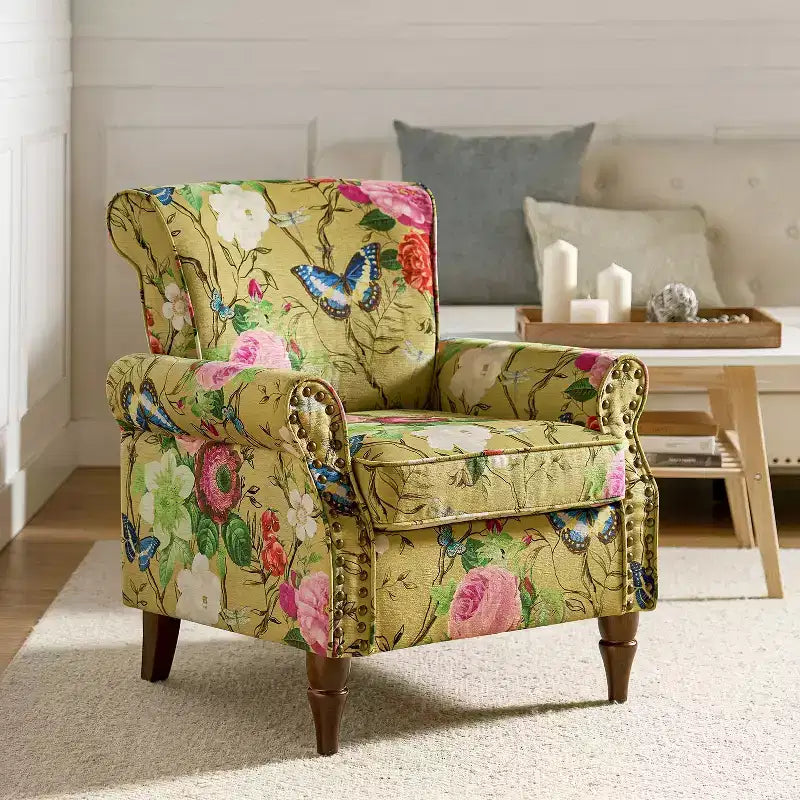 Araceli traditioneller gepolsterter Holzsessel mit Blumenmuster, Ohrenlehnen und Ziernägeln | ART OF LIVING DESIGNS